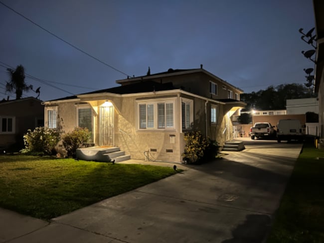 10541 Western Ave in Downey, CA - Building Photo - Building Photo