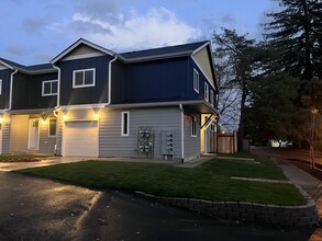 1009 SE Brooks St in McMinnville, OR - Building Photo - Building Photo