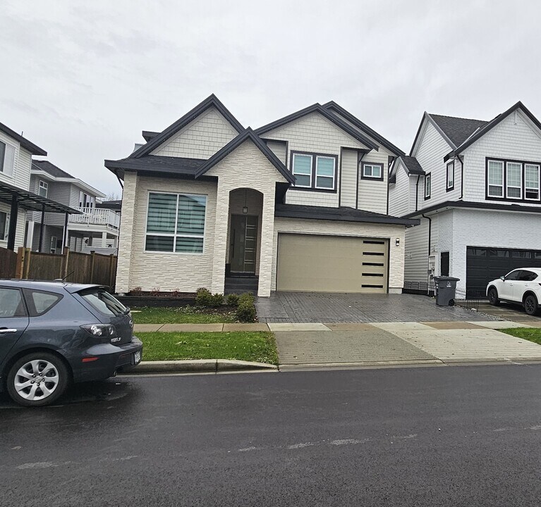 19272-19271 71 Ave in Surrey, BC - Building Photo