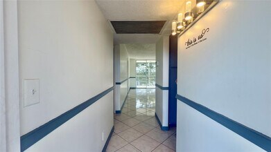 9340 Lagoon Pl in Davie, FL - Building Photo - Building Photo