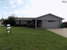 988 Victoria Dr in Burkburnett, TX - Building Photo