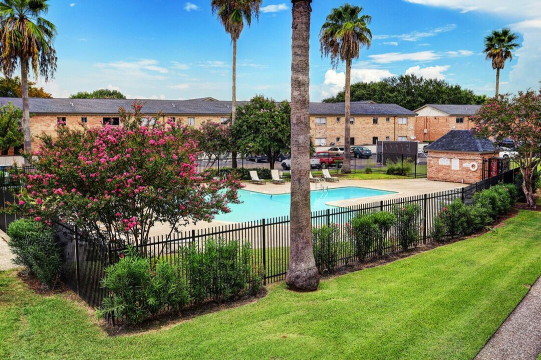 Red Pines Apartments in Pasadena, TX - Building Photo