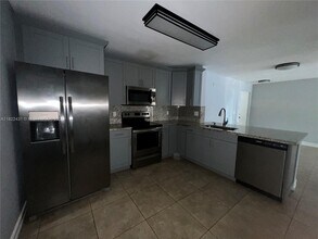 5801 Riverside Dr in Coral Springs, FL - Building Photo - Building Photo