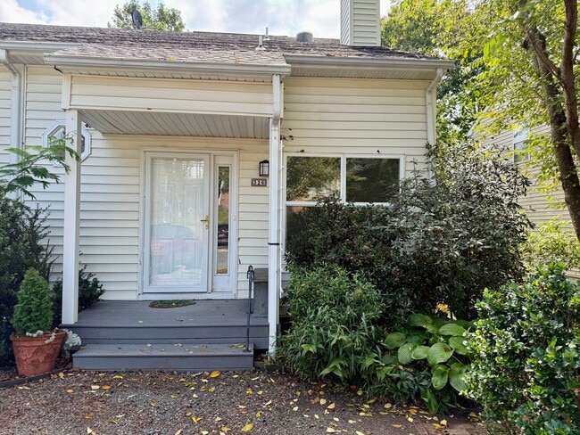 326 Riverside Ave in Charlottesville, VA - Foto de edificio - Building Photo