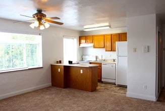 Pacific Highlands Apartments in Natrona Heights, PA - Foto de edificio - Building Photo