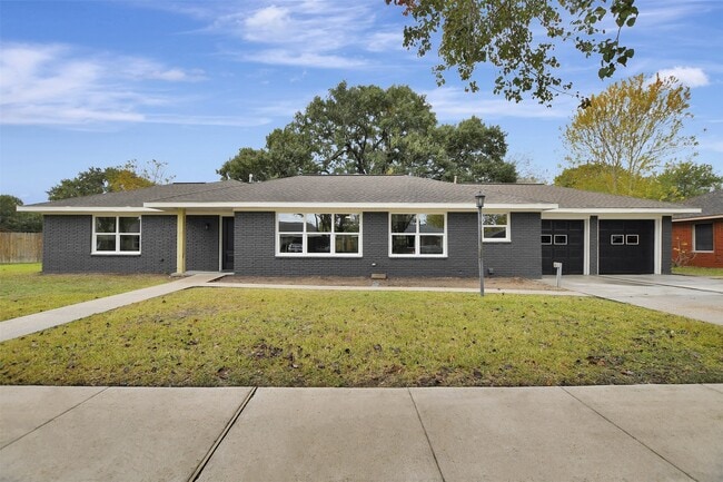 1914 Monroe Dr in Pasadena, TX - Building Photo - Building Photo