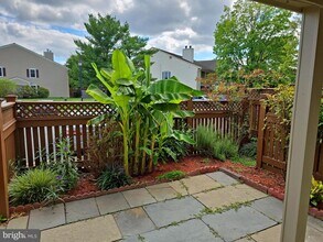 6088 Essex House Square in Alexandria, VA - Building Photo - Building Photo