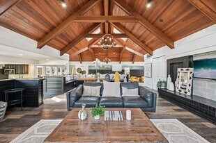 Island Club in Columbus, OH - Building Photo