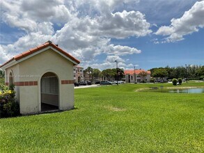 3320 Pinewalk Dr N in Margate, FL - Building Photo - Building Photo
