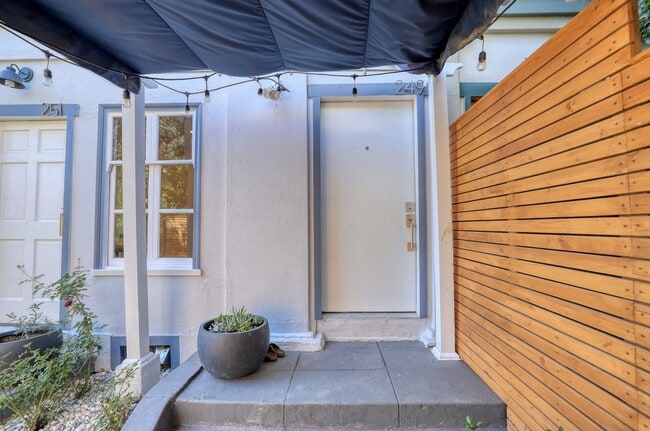 249 Columbia Pl, Unit 249 Columbia Pl in Los Angeles, CA - Building Photo - Building Photo
