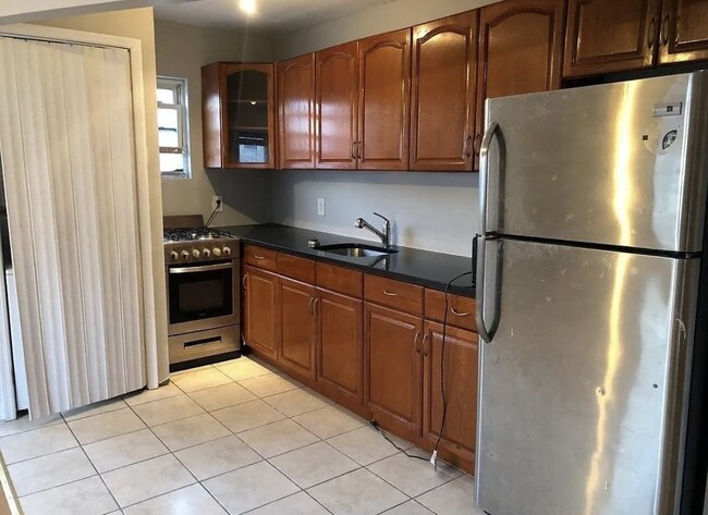 1027 Halsey St, Unit 3