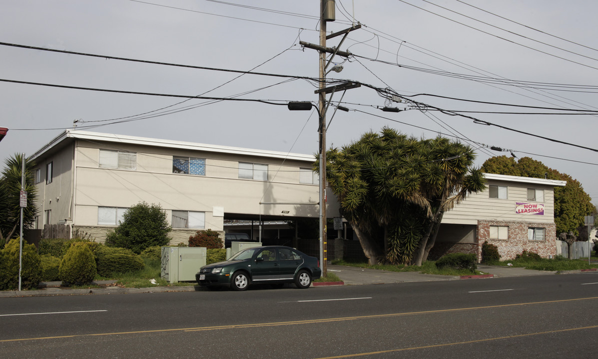 Moana Apartments in Hayward, CA - Building Photo