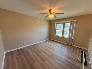 8401 Cloverport Dr in Louisville, KY - Building Photo - Building Photo