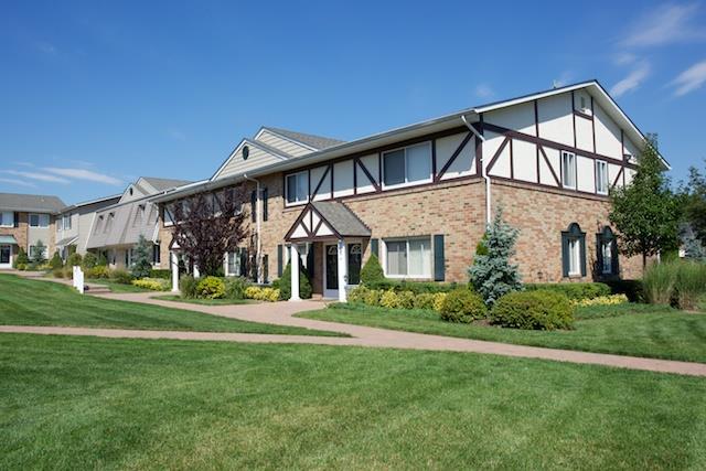 52 Twilight Walk-Unit -52 in Holbrook, NY - Building Photo