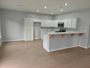 9650 Mindoka Way in Elk Grove, CA - Foto de edificio - Building Photo