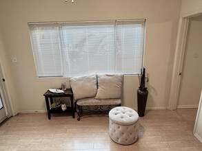 10519 Chandler Blvd, Unit 2 in Los Angeles, CA - Building Photo - Building Photo