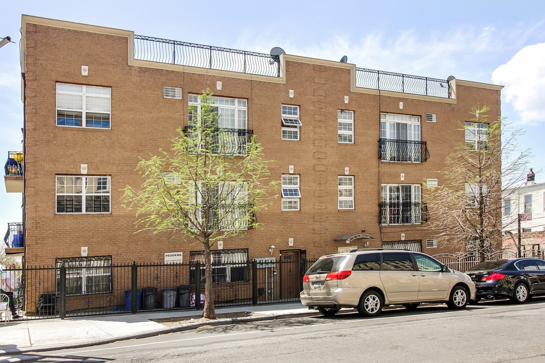 656 Knickerbocker Ave in Brooklyn, NY - Building Photo