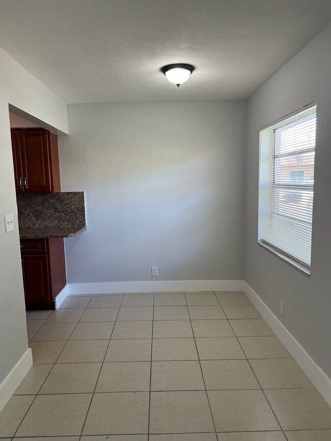 3071 NW 43rd St in Lauderdale Lakes, FL - Foto de edificio - Building Photo