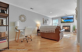 17 Nutmeg Ct in Tinton Falls, NJ - Building Photo - Building Photo