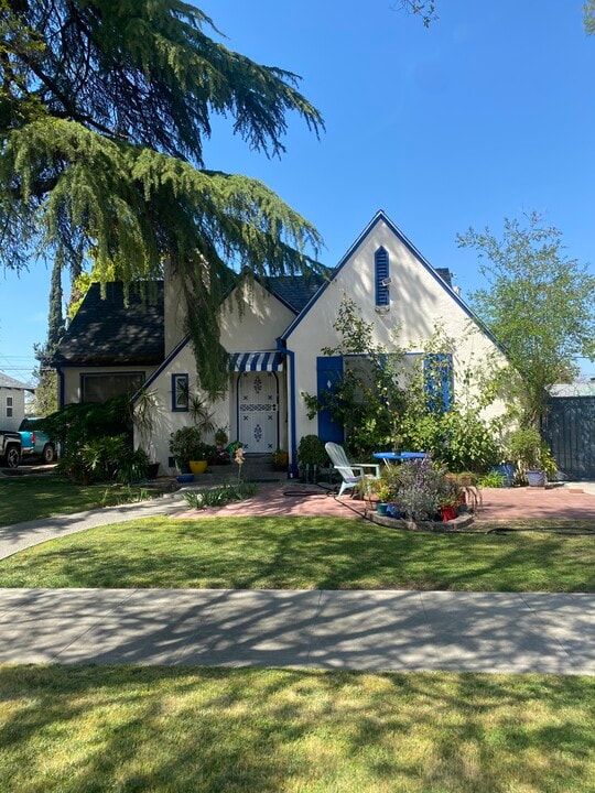 555 E Simpson Ave, Unit B in Fresno, CA - Building Photo
