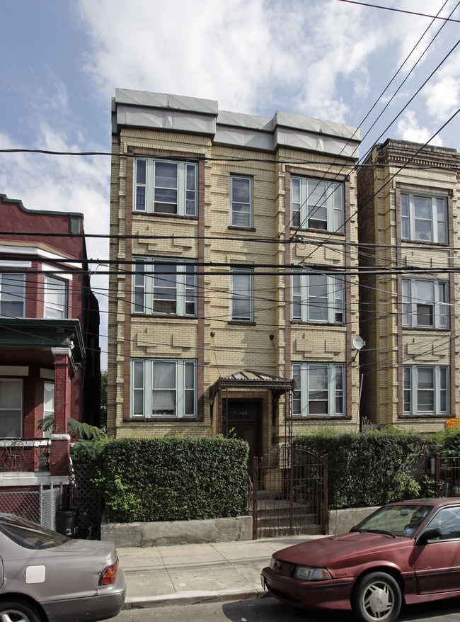 208 Bidwell Ave in Jersey City, NJ - Foto de edificio - Building Photo