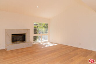 24316 Burbank Blvd in Los Angeles, CA - Building Photo - Building Photo