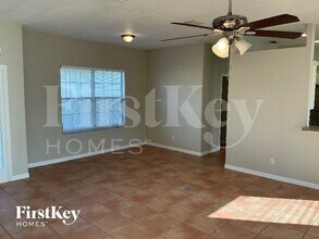 4013 Joann Terrace in North Port, FL - Foto de edificio - Building Photo