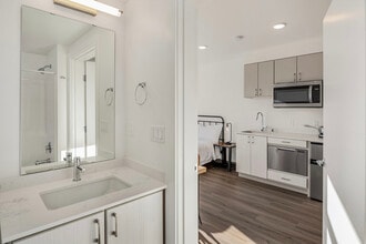 Fifty-Two Apartments in Seattle, WA - Foto de edificio - Building Photo