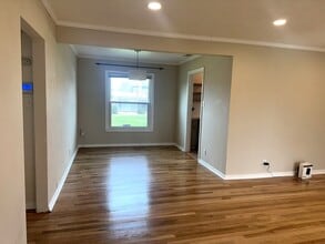 221 E Griffith Way in Fresno, CA - Building Photo - Building Photo