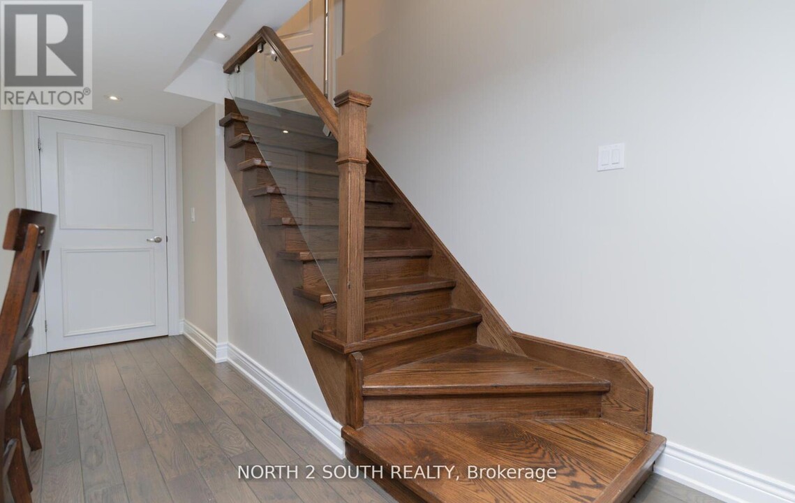 11 Wingstem Ct in Toronto, ON - Building Photo