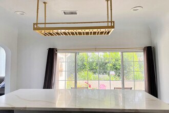 1245 N Orchard Dr in Burbank, CA - Foto de edificio - Building Photo