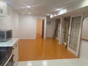 80 Whistling Hills Dr in Toronto, ON - Building Photo - Building Photo