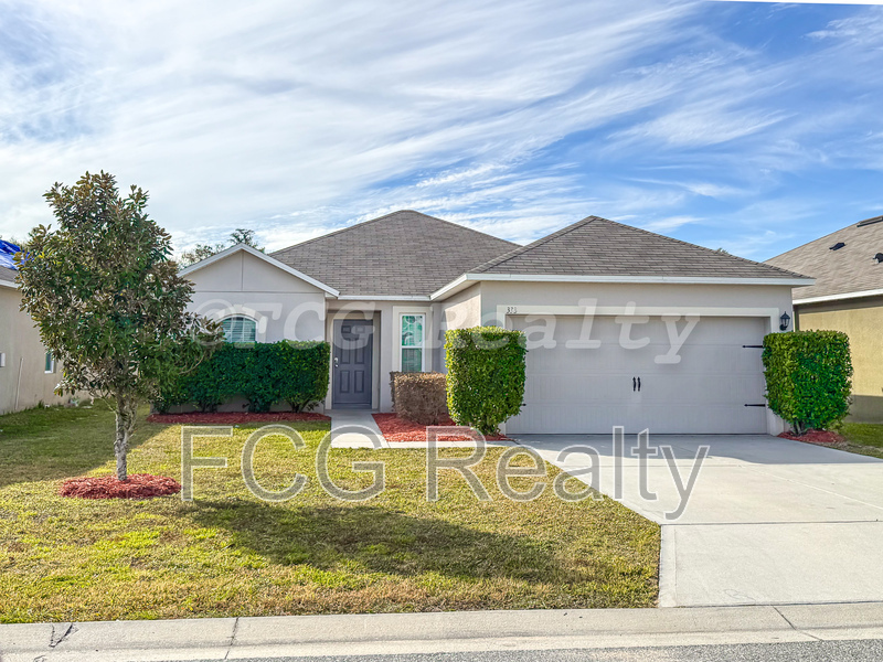 333 Holly Berry Dr in Davenport, FL - Building Photo