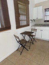 242 NE 127th St in North Miami, FL - Foto de edificio - Building Photo