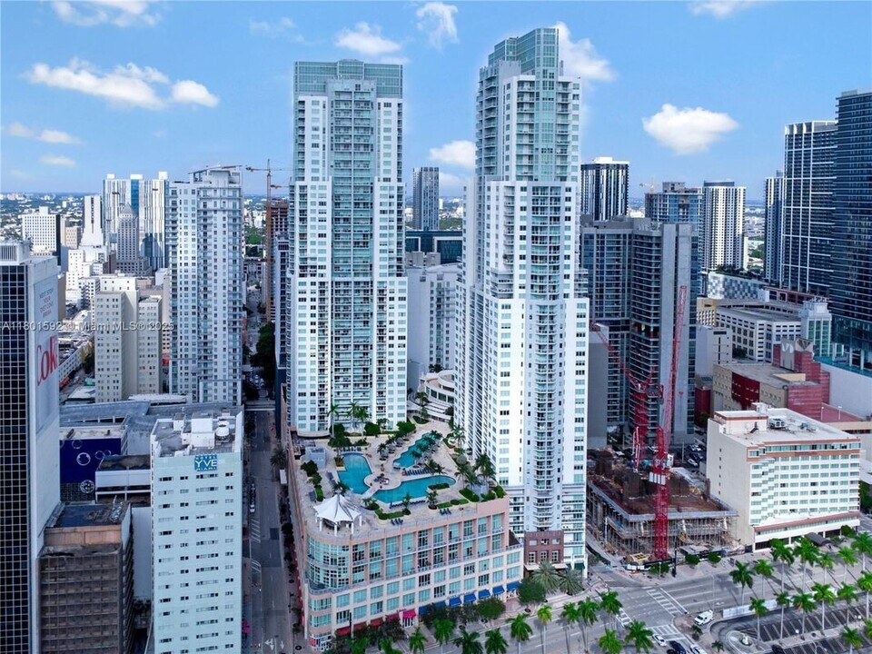 253 NE 2nd St in Miami, FL - Building Photo