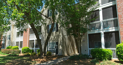 Creekside at Matthews Apartments in Matthews, NC - Foto de edificio - Building Photo