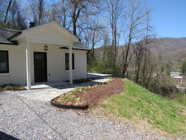 42 Edgewood St in Sylva, NC - Building Photo - Building Photo