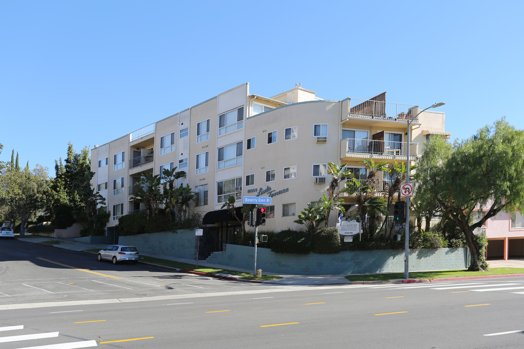 10394 Rochester Ave in Los Angeles, CA - Building Photo