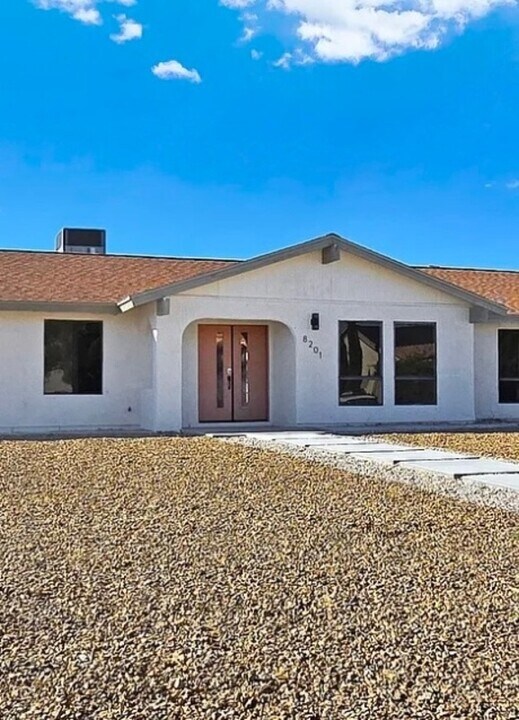 8201 W Hammer Ln in Las Vegas, NV - Foto de edificio