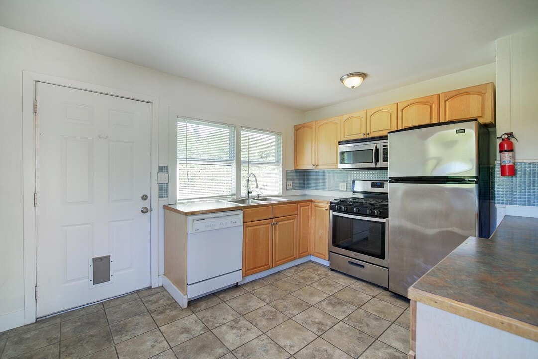 2410 SW Brandon St in Seattle, WA - Building Photo
