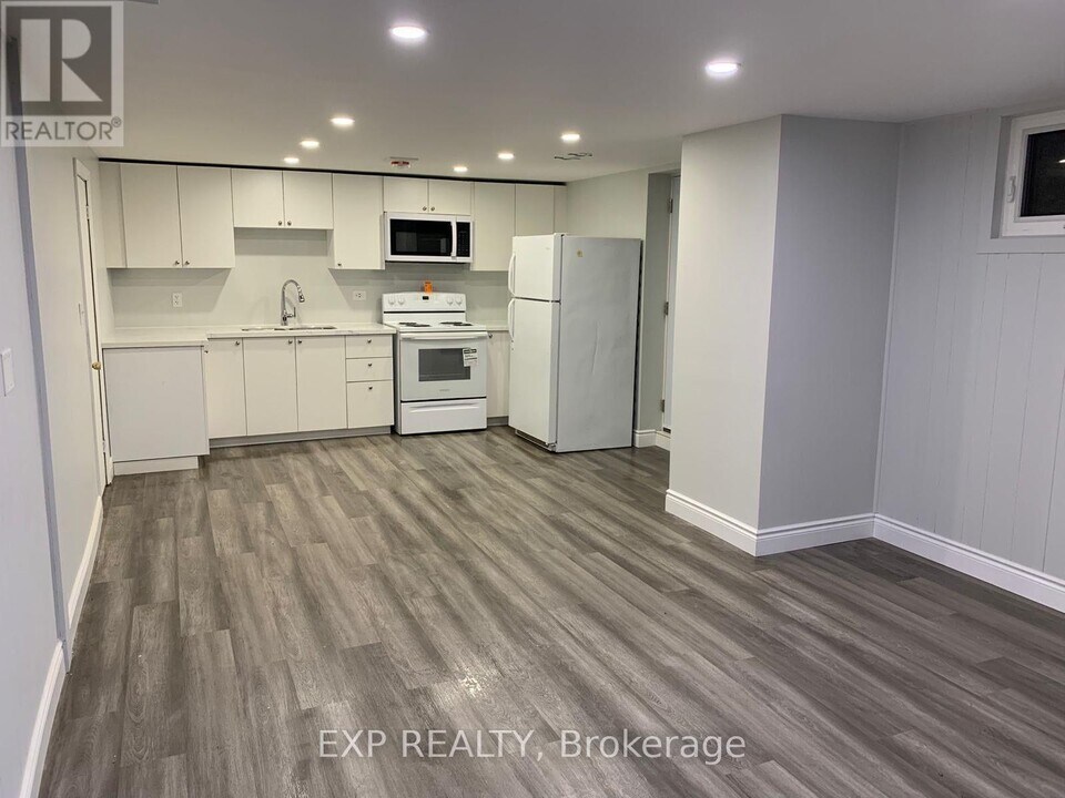 458 Marion Ave in Oshawa, ON - Building Photo