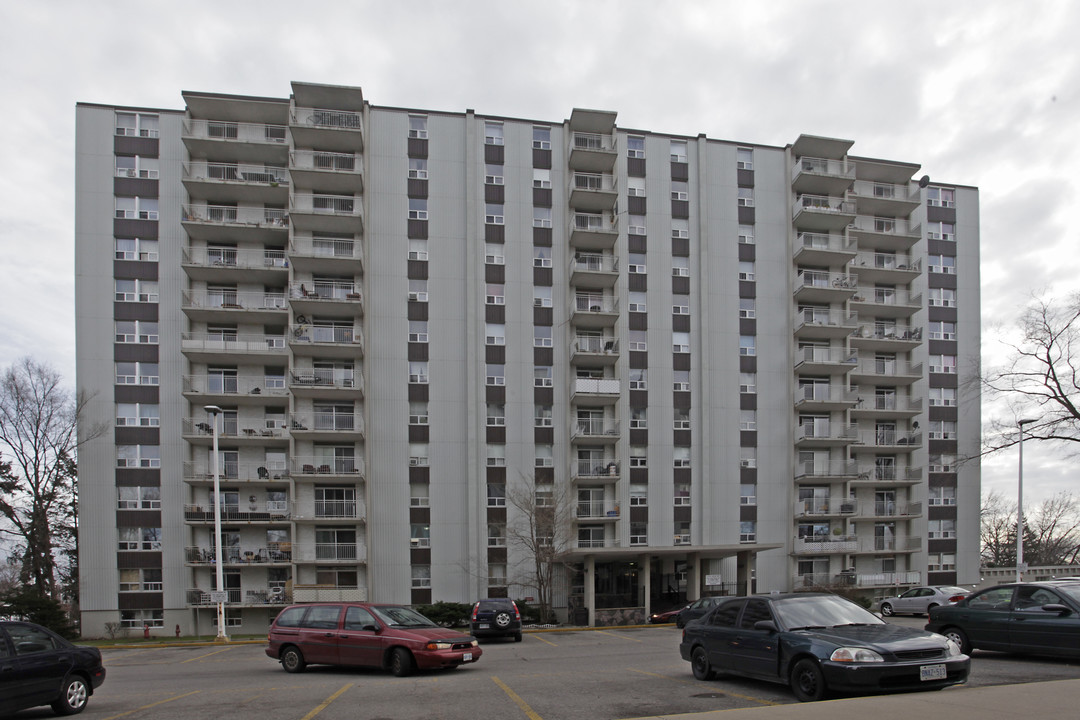 Centennial Towers in Mississauga, ON - Building Photo