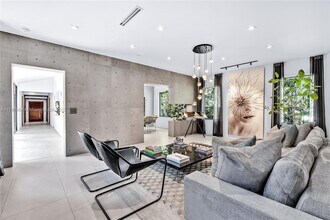 725 W 49th St in Miami Beach, FL - Building Photo - Building Photo