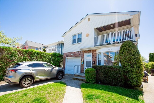 property at 552 E Walnut St