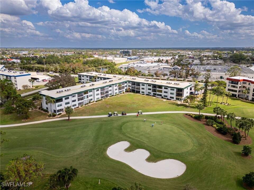 1747 Pebble Beach Dr in Ft. Myers, FL - Foto de edificio