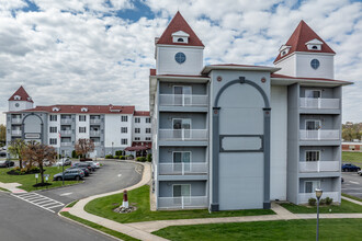 Shore Gate Village Grand Condominium in South Amboy, NJ - Foto de edificio - Building Photo