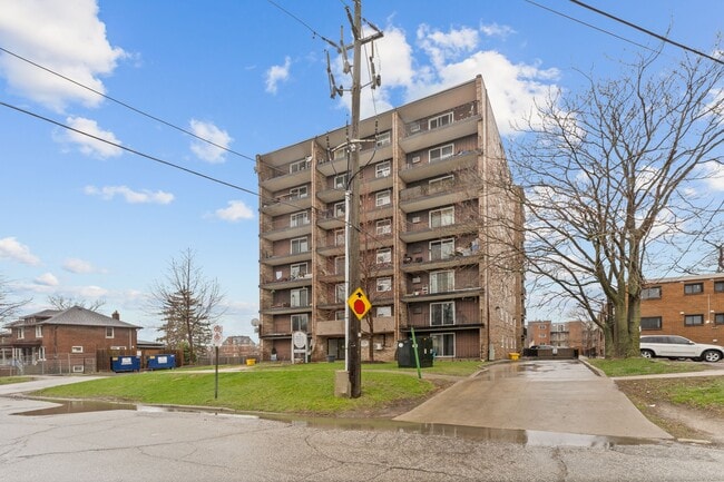 Sandilands Tower in Windsor, ON - Foto de edificio - Building Photo