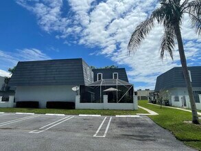 12012 Basin St E in Wellington, FL - Building Photo - Building Photo