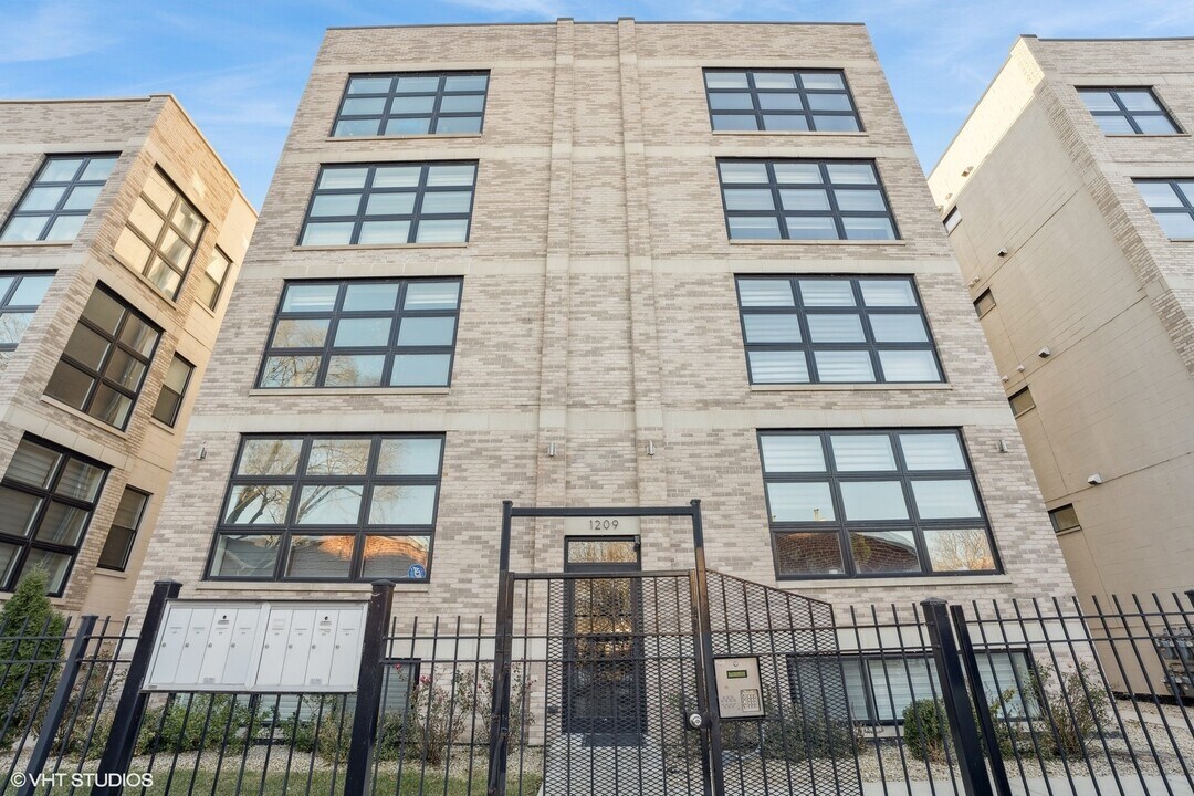 1209 E 46th St in Chicago, IL - Building Photo