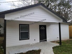1108 N 3rd St in Silsbee, TX - Building Photo
